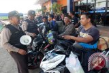 Aparat kepolisian melakukan himbauan persuasif untuk lebih mengutamakan keselamatan diri selama di jalan saat berdialog dengan mereka di dermaga pelabuhan Trisakti sesaat sebelum memasuki kapal KM Kumala yang akan menuju Surabaya, Senin (27/6). 400 penumpang mulai memadati pelabuhan Trisakti Banjarmasin pada H-9 Idul Fitri 1437 Hijriah. Foto Antaranews Kalsel/Herry Murdy Hermawan