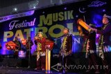 Sejumlah peserta memainkan alat musik yang terbuat dari bambu saat Festival Musik Patrol di halaman Stadion Diponegoro, Banyuwangi, Jawa Timur, Senin (27/6)malam. Festival Musik patrol yang digelar untuk memeriahkan bulan ramadan tersebut, guna membangkitkan kembali kesenian etnik khas Banyuwangi yang biasanya digunakan untuk membangunkan warga saat menjelang sahur. Antara Jatim/ Budi Candra Setya/zk/16.