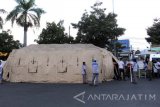 Sejumlah pekerja bersama tim Kesehatan Pelabuhan mendirikan tenda untuk posko kesehatan di Pelabuhan Ketapang, Banyuwangi, Jawa Timur, Senin (27/6). Posko kesehatan tersebut akan digunakan untuk melayani berbagai gangguan kesehatan yang dialami pemudik yang berada di sekitar Pelabuhan Ketapang. Antara Jatim/Budi Candra Setya/zk/16.