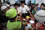 Gubernur Jambi Zumi Zola Zulkifli (tengah) berbincang dengan anak yatim usai saat berbuka puasa bersama di Masjid Jami' as-Sa'adah, Thehok, Jambi, Jumat (24/6). Pemerintah Provinsi Jambi memberikan santunan kepada 700 orang lebih anak yatim di daerah itu yang diiringi dengan kegiatan buka puasa bersama. ANTARA FOTO/Wahdi Septiawan/ama/16.