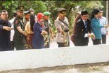 Wakil Gubernur Kalbar didampingi para anggota Forkorpimda Kalbar melakukan Penaburan Bunga di salah salah cungkup (Kuburan masal) yang berada di lokasi Makam Juang Mandor. (Foto Humas Permprov Kalbar)