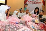 ACS Humas PT Pelindo I Fiona Sari Utami (kedua kanan) menyerahkan bingkisan kepada anak yatim pada program "Pelino I Berbagi di Bulan Ramadan" di Medan, Sumatera Utara, Senin (27/6). Kegiatan dalam rangkaian nonton bareng tersebut, sebagai bentuk kepedulian kepada masyarakat khususnya anak yatim. ANTARA SUMUT/Irsan Mulyadi/16