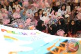 ACS Humas PT Pelindo I Fiona Sari Utami (tengah) bersama staf Humas Rica Agnas (kanan) berfoto bersama puluhan anak yatim ketika menyerahkan bingkisan pada program "Pelino I Berbagi di Bulan Ramadan" di Medan, Sumatera Utara, Senin (27/6). Kegiatan dalam rangkaian nonton bareng tersebut, sebagai bentuk kepedulian kepada masyarakat khususnya anak yatim. ANTARA SUMUT/Irsan Mulyadi/16