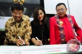 Gubernur Kalbar, Cornelis (kanan) menyaksikan Managing Director Sustainability Asia Pulp & Paper (APP), Aida Greenbury (tengah) dan Chief Executive Officer Yayasan Belantara, Agus P Sari (kiri) menandatangani nota kesepahaman dalam acara pertemuan publik Governor's Climate and Forest (GCF) di Balai Petitih Kantor Gubernur Kalbar, Rabu (29/6). Pemerintah Provinsi Kalbar bersama Asia Pulp & Paper Group (APP) dan Yayasan Belantara menandatangani nota kesepahaman terkait usaha pencegahan kebakaran hutan, perlindungan hutan dan ekosistem gambut, serta upaya meningkatkan kesejahteraan masyarakat lokal dalam usaha untuk mengurangi ketergantungan masyarakat akan lahan hutan. ANTARA FOTO/Jessica Helena Wuysang/16