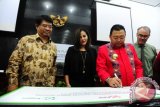 Gubernur Kalbar, Cornelis (dua kanan) didampingi Managing Director Sustainability Asia Pulp & Paper (APP), Aida Greenbury (dua kiri) dan Chief Executive Officer Yayasan Belantara, Agus P Sari (kiri), menandatangani nota kesepahaman dalam acara pertemuan publik Governor's Climate and Forest (GCF) di Kantor Gubernur Kalbar, Rabu (29/6). Pemerintah Provinsi Kalbar bersama Asia Pulp & Paper Group (APP) dan Yayasan Belantara menandatangani nota kesepahaman terkait usaha pencegahan kebakaran hutan, perlindungan hutan dan ekosistem gambut, serta upaya meningkatkan kesejahteraan masyarakat lokal dalam usaha untuk mengurangi ketergantungan masyarakat akan lahan hutan. ANTARA FOTO/Jessica Helena Wuysang/16