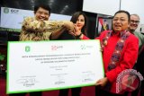 Gubernur Kalbar, Cornelis (kanan) berjabat tangan dengan Managing Director Sustainability Asia Pulp & Paper (APP), Aida Greenbury (dua kiri) dan Chief Executive Officer Yayasan Belantara, Agus P Sari (kiri), usai menandatangani nota kesepahaman dalam acara pertemuan publik Governor's Climate and Forest (GCF) di Kantor Gubernur Kalbar, Rabu (29/6). Pemerintah Provinsi Kalbar bersama Asia Pulp & Paper Group (APP) dan Yayasan Belantara menandatangani nota kesepahaman terkait usaha pencegahan kebakaran hutan, perlindungan hutan dan ekosistem gambut, serta upaya meningkatkan kesejahteraan masyarakat lokal dalam usaha untuk mengurangi ketergantungan masyarakat akan lahan hutan. ANTARA FOTO/Jessica Helena Wuysang/16