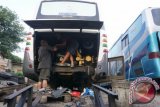 Mekanik bus PMTOH melakukan pemeriksaan dan perawatan mesin sebelum berangkat menuju Aceh, di Tangerang, Banten, Selasa (28/6). Menjelang Lebaran 2016 sejumlah pemilik jasa angkutan bus mengintensifkan pemeriksaan kondisi kendaraan guna memberi kenyamanan dan meminimalisir terjadinya kecelakaan. ANTARA FOTO/Lucky R/kye/16