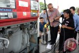 Pjs Retail Fuel Marketing Manager Region I PT Pertamina LF Manurung (tengah) melakukan proses uji mutu dan kuantitas bahan bakar minyak (BBM) ketika melakukan pengecekan di salah satu SPBU jalan lintas Sumatera, di Deli Serdang, Sumatera Utara, Rabu (29/6). Peninjauan tersebut guna melihat kesiapan SPBU dalam melayani konsumen pada arus mudik dan arus balik Idul Fitri 1437 H. ANTARA SUMUT/Irsan Mulyadi/16
