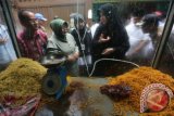 Walikota Banda Aceh Illiza Sa'aduddin Djamal (kanan) bersama petugas Balai Pengawasan Obat dan Makanan (BPOM) Aceh dan aparat kepolisian mengunjungi tempat produksi mie Aceh di Banda Aceh, Aceh, Rabu (29/6). BPOM Aceh tidak menemukan adanya zat pengawet atau zat kimia berbahaya lainnya di tempat produksi, dan memastikan makanan serta minuman yang dipasarkan layak untuk dikonsumsi. ANTARA FOTO/Irwansyah Putra/ama/16.
