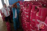 Petugas agen Bright Gas menyusun tabung Bright Gas 5,5 kg di gudang agen gas elpiji Pertamina, di Medan, Sumatera Utara, Rabu (29/6). Untuk memenuhi kebutuhan masyarakat menjelang Lebaran 2016 di Medan, Binjai dan Deli Serdang, PT Pertamina MOR I menambah stok Bright Gas 5,5 kg dan 12 kg sebesar 250 persen dari hari biasa. ANTARA SUMUT/Irsan Mulyadi/16