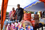 Pemerintah Kabupaten Sintang melalui Dinas Perindustrian Perdagangan Koperasi dan UKM bekerjasama dengan Dinas Pertanian, Tim Penggerak PKK, BUMN, para Agen, dan retail swalayan yang ada di Kabupaten Sintang mengadakan operasi pasar atau pasar murah yang dibuka secara langsung oleh Bupati Sintang di Galeri Pasar Seni Sintang, (30/6). (Foto Istimewa)