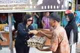 Pemerintah Kabupaten Sintang melalui Dinas Perindustrian Perdagangan Koperasi dan UKM bekerjasama dengan Dinas Pertanian, Tim Penggerak PKK, BUMN, para Agen, dan retail swalayan yang ada di Kabupaten Sintang mengadakan operasi pasar atau pasar murah yang dibuka secara langsung oleh Bupati Sintang di Galeri Pasar Seni Sintang, (30/6). (Foto Istimewa)