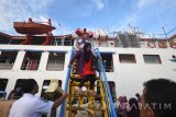 Sejumlah penumpang antre turun dari geladak KMP Gili Iyang ketika sandar di Pelabuhan Gresik, Jawa Timur, Jumat (1/7). Menurut data dari Kantor Syahbandar Otoritas Pelabuhan (KSOP) Kelas II Gresik, memprediksi arus mudik dari dan menuju Pulau Bawean akan terjadi pada akhir pekan ini. Antara Jatim/M Risyal Hidayat/zk/16