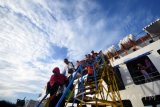 Sejumlah penumpang antre turun dari geladak KMP Gili Iyang ketika sandar di Pelabuhan Gresik, Jawa Timur, Jumat (1/7). Menurut data dari Kantor Syahbandar Otoritas Pelabuhan (KSOP) Kelas II Gresik, memprediksi arus mudik dari dan menuju Pulau Bawean akan terjadi pada akhir pekan ini. Antara Jatim/M Risyal Hidayat/zk/16