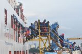 Sejumlah penumpang antre turun dari geladak KMP Gili Iyang ketika sandar di Pelabuhan Gresik, Jawa Timur, Jumat (1/7). Menurut data dari Kantor Syahbandar Otoritas Pelabuhan (KSOP) Kelas II Gresik, memprediksi arus mudik dari dan menuju Pulau Bawean akan terjadi pada akhir pekan ini. Antara Jatim/M Risyal Hidayat/zk/16