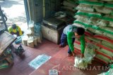 Dua pekerja mengantongi beras zakat fitrahn di toko pedagang beras di Bojonegoro, Jawa Timur, Sabtu (2/7). Beras zakat fitrah dalam bentuk kemasan 2,5 kilogram dengan harga mulai Rp24.000 sampai Rp27.000 per paket sangat diminati masyarakat karena praktis. Antara Jatim/Foto/Slamet Agus Sudarmojo/zk/16.
