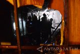 Sejumlah petugas pemadam kebakaran melakukan pembasahan area pujasera yang terbakar di Plasa Surabaya, Sabtu (2/7). Sebanyak 6 unit Damkar yang diturunkan untuk memdamkan api di Plasa tersebut, yang diduga api berasal dari depot Eva. Antara Jatim/Naufal Sinau/zk/16