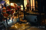 Kepala Dinas kebakaran Surabaya, Chandra Oratmangun meninjau area terbakar di pujasera Plasa Surabaya, Sabtu (2/7). Sebanyak 6 unit Damkar yang diturunkan untuk memadamkan api di Plasa tersebut, yang diduga api berasal dari depot Eva. Antara Jatim/Naufal/zk/16