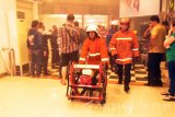 Petugas pemadam kebakaran mendorong blower untuk menghilangkan asap yang mengepul di area pujasera yang terbakar di Plasa Surabaya, Sabtu (2/7). Sebanyak 6 unit Damkar yang diturunkan untuk memdamkan api di Plasa tersebut, yang diduga api berasal dari depot Eva. Antara Jatim/Naufal/zk/16