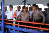 Kapolda Jatim Irjen Pol Anton Setiadji (kedua kanan) didampingi Kapolres Banyuwangi AKBP Budi Mulyanto (kanan)meninjau arus mudik di Pelabuhan Ketapang, Banyuwangi, Jawa Timur, Sabtu (2/7). Kapolda Jatim memerintahkan PT ASDP Ketapang untuk mempercepat bongkar muat kapal guna mengurai kepadatan pemudik di Pelabuhan Gilimanuk Bali. Antara Jatim/ Budi Candra Setya/zk/16.