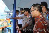 Kapolda Jatim Irjen Pol Anton Setiadji (kedua kanan) didampingi Kapolres Banyuwangi AKBP Budi Mulyanto (kanan)meninjau arus mudik di Pelabuhan Ketapang, Banyuwangi, Jawa Timur, Sabtu (2/7). Kapolda Jatim memerintahkan PT ASDP Ketapang untuk mempercepat bongkar muat kapal guna mengurai kepadatan pemudik di Pelabuhan Gilimanuk Bali. Antara Jatim/ Budi Candra Setya/zk/16.