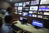 Petugas Dinas Perhubungan mengamati layar pantauan kamera CCTV saat memantau arus mudik jalur di ruang JTC Center (Jatim Transportation Control Center) Dinas Perhubungan dan LLAJ Provinsi Jawa Timur, Surabaya, Jawa Timur,  Jumat (1/7). Sebanyak 76 titik telah dipasangi cctv untuk memantau arus lalu lintas dan mengatasi kemacetan pada arus mudik dan arus balik Lebaran 2016.  Antara Jatim/M Risyal Hidayat/zk/16