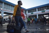 Penumpang membawa barang bawaan di Terminal Purabaya (Bungurasih) Sidoarjo, Jawa Timur, Sabtu (2/7). Puncak arus mudik di terminal terbesar di Jawa Timur tersebut diperkirakan terjadi pada Minggu (3/7). Antara Jatim/Umarul Faruq/zk/16
