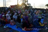 Sejumlah warga korban lumpur Lapindo memanjatkan doa untuk keluarga mereka yang telah wafat di tanggul titik 42 Porong, Sidoarjo, Jawa Timur, Minggu (3/7). Warga korban lumpur Lapindo menjelang hari raya idul fitri melakukan ziarah untuk mendoakan keluarga dan kerabat yang makamnya telah tenggelam oleh lumpur. Antara Jatim/Umarul Faruq/zk/16