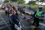 Pemudik bersepeda motor antre memasuki gerbang jembatan Suramadu, Surabaya, Jawa Timur, Senin (4/7). Pada H-2 Lebaran 2016 jembatan Suramadu dipadati dengan pemudik menggunakan sepeda motor yang akan merayakan Lebaran di Madura. Antara Jatim/Didik Suhartono/zk/16