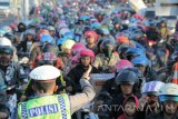 Pemudik bersepeda motor antre memasuki gerbang jembatan Suramadu, Surabaya, Jawa Timur, Senin (4/7). Pada H-2 Lebaran 2016 jembatan Suramadu dipadati dengan pemudik menggunakan sepeda motor yang akan merayakan Lebaran di Madura. Antara Jatim/Didik Suhartono/zk/16