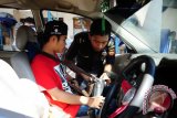 Seorang petugas Custom dari Ditjen Bea dan Cukai memeriksa tas warga yang masuk dari Malaysia melalui pintu Pos Lintas Batas Negara (PLBN) Entikong di Kabupaten Sanggau, Kalbar, Senin (4/7). Jelang Hari Raya Idul Fitri 1437 H, Bea dan Cukai Entikong meningkatkan pemeriksaan dan pengawasan terhadap barang bawaan yang masuk dari Malaysia guna mencegah upaya penyelundupan barang ilegal seperti narkoba. ANTARA FOTO/Jessica Helena Wuysang/16