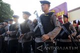 Sejumlah personel Satbrimobda Jawa Timur mengikuti gelar apel Operasi Ramadniya Semeru 2016 di Mapolrestabes Surabaya, Jawa Timur, Selasa (5/7). Sebanyak 1.126 personel gabungan TNI-Polri, Satpol PP, dan Dishub Surabaya disiapkan dalam mengawal jalannya malam takbiran dan Hari Raya Idul Fitri 1437 H/2016 yang berlangsung agar tercipta suasana yang aman dan kondusif. Antara Jatim/M Risyal Hidayat/zk/16