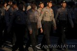 Sejumlah personel Satbrimobda Jawa Timur mengikuti gelar apel Operasi Ramadniya Semeru 2016 di Mapolrestabes Surabaya, Jawa Timur, Selasa (5/7). Sebanyak 1.126 personel gabungan TNI-Polri, Satpol PP, dan Dishub Surabaya disiapkan dalam mengawal jalannya malam takbiran dan Hari Raya Idul Fitri 1437 H/2016 yang berlangsung agar tercipta suasana yang aman dan kondusif. Antara Jatim/M Risyal Hidayat/zk/16