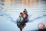 Sejumlah Umat Muslim yang akan melaksanakan Salat Id menaiki perahu di Sungai Kapuas,  Pontianak, Kalbar, Rabu (6/7). Pada Salat Id 1437 H tersebut, Umat Muslim dihimbau untuk saling menghormati dan menghargai dengan sesama serta mengedepankan semangat ukhuwah Islamiyah. ANTARA FOTO/Jessica Helena Wuysang/16