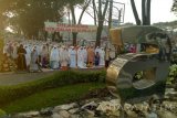 Sejumlah ibu-ibu melaksanakan shalat Idul Fitri di alun-alun Kota, Bojonegoro, Jawa Timur, Rabu (6/7). Pelaksanaan shalat Idul Fitri di hampir semua masjid di daerah setempat juga dibacakan sambutan Bupati Bojonegoro Suyoto, dengan tema 'Lewat Ke Fitrian Mari Kita Sukseskan Pembangunan Manusia Unggul di Bojonegoro'. Antara Jatim/Foto/Slamet Agus Sudarmojozk/16.