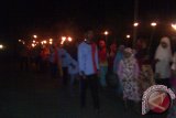 Anak-anak warga Desa Pipiteja membawa obor dalam pawai takbir menyambut Idul Fitri 1437 H di Jalan Raya Pimpinan Kecamatan Teluk Keramat, Sambas, Selasa (5/7) malam. Pawai takbir keliling yang diikuti berbagai kalangan masyarakat tersebut berlangsung lancar. (Foto Antara Kalbar / Edi Supendri)