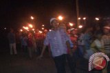 Anak-anak warga Desa Pipiteja membawa obor dalam pawai takbir menyambut Idul Fitri 1437 H di Jalan Raya Pimpinan Kecamatan Teluk Keramat, Sambas, Selasa (5/7) malam. Pawai takbir keliling yang diikuti berbagai kalangan masyarakat tersebut berlangsung lancar. (Foto Antara Kalbar / Edi Supendri)