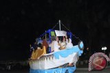 Salah satu peserta pawai takbiran miniatur Perahu Nabi Nuh melintas didepan dewan juri dan penonton di halaman rumah dinas Bupati Hulu sungai Tengah Kota Barabai, Selasa malam (5/7). Festival Takbiran memeriahkan Idul Fitri 1437 H tersebut juara pertama kelompok masjid Darul Mukarrabin dari desa Banua Binjai Kecamatan Barabai dengan miniatur mesjid, juara kedua kelompok masyarakat desa Kasarangan Kecamatan LAU dengan miniatur Quâ€™an besar dan juara ketiga  kelompok masyarakat Kitun Raya Barabai dengan Miniatur Perahu Nabi Nuh\