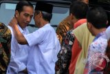 Presiden Joko Widodo (kiri) menyalami warga saat mengunjungi kampung masa kecilnya di Desa Kragan, Gondangrejo, Karanganyar, Jawa Tengah, Kamis (7/7/2016). Dalam kunjungan tersebut Presiden membagikan 2.000 paket sembako dan uang kepada warga serta berziarah ke makam ayah dan kakeknya. (ANTARA FOTO/Maulana Surya)