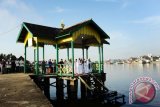 Umat Muslim melaksanakan salat id di tepian Sungai Kapuas, Pontianak, Kalbar, Rabu (6/7). Pada Salat Id 1437 H tersebut, Umat Muslim dihimbau untuk saling menghormati dan menghargai dengan sesama serta mengedepankan semangat ukhuwah Islamiyah. ANTARA FOTO/Jessica Helena Wuysang/16