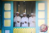 Umat Muslim melaksanakan salat id di Masjid Jami Sultan Syarif Abdurrahman, Pontianak, Kalbar, Rabu (6/7). Pada Salat Id 1437 H tersebut, Umat Muslim dihimbau untuk saling menghormati dan menghargai dengan sesama serta mengedepankan semangat ukhuwah Islamiyah. ANTARA FOTO/Jessica Helena Wuysang/16