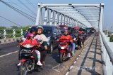 Ribuan pengendara melintas di Jembatan Mengkreng Kertosono, Nganjuk, jawa Timur, Minggu (10/7). Kepadatan arus kendaran terjadi saat Arus balik H+3 Lebaran di Jembatan Mengkreng dari arah Nganjuk menuju Jombang dan Surabaya. Antara jatim/Abdullah Rifai/zk/16