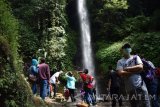 Pengunjung menikmati wisata air terjun Grenjengan di Pacet, Mojokerto, Jawa Timur, Sabtu (9/7). Air terjun Grenjengan merupakan salah satu objek wisata yang selalu ramai dikunjungi wisatawan untuk menikmati suasana alam yang masih alami  serta keindahan air terjun yang berada di kawasan wisata Pacet di lereng Gunung Welirang. Antara Jatim/Syaiful Arif/zk/16