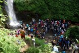 Pengunjung menikmati wisata air terjun Grenjengan di Pacet, Mojokerto, Jawa Timur, Sabtu (9/7). Air terjun Grenjengan merupakan salah satu objek wisata yang selalu ramai dikunjungi wisatawan untuk menikmati suasana alam yang masih alami  serta keindahan air terjun yang berada di kawasan wisata Pacet di lereng Gunung Welirang. Antara Jatim/Syaiful Arif/zk/16