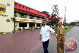 Anggota DPRD Sumut periode 2009-2014 Hardi Mulyono (kanan) bersama anggota DPRD Sumut periode 2014-2019 Indra Alamsyah (kiri) berjalan memasuki gedung untuk dimintai keterangan oleh KPK di Mako Sat Brimob Polda Sumut di Medan, Sumatera Utara, Senin (20/6). Sebanyak 28 anggota DPRD Sumut periode 2009-2014 dan 2014-2019 diperiksa KPK terkait dugaan menerima suap dari Gubernur nonaktif Sumatera Utara Gatot Pujo Nugroho. ANTARA SUMUT/Septianda Perdana/16