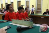 Keempat terdakwa kasus kepemilikan narkoba Ayouw (kiri), Indra Syahputra (kedua kiri), Lukmansyah (kedua kanan) dan Daud (kanan) mengikuti sidang putusan di Pengadilan Negeri Medan, Sumatera Utara, Rabu (22/6). Majelis hakim menjatuhkan hukuman mati kepada keempat terdakwa karena terbukti melakukan memiliki narkoba jenis sabu sebanyak 270 kilogram siap edar. ANTARA SUMUT/Septianda Perdana/16