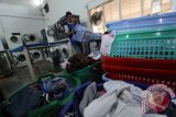 Seorang pekerja menata pakaian kotor yang akan dicuci di salah satu usaha jasa pencucian pakaian atau "laundry" di Medan, Sumatera Utara, Jumat (8/7). Selama libur lebaran jasa pencucian pakaian ditempat tersebut mengalami peningkatan omset hingga dua kali lipat dari rata-rata 80 kg per hari menjadi 150 - 200 kg per hari dengan harga Rp7.000 per kg. ANTARA SUMUT/Septianda Perdana/16