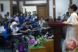 Menteri Luar Negeri Retno Marsudi (kanan) memberikan keterangan pers di Gedung Kemenlu, Pejambon, Jakarta, Senin (11/7). Menlu mengatakan Pemerintah terus melakukan upaya pembebasan tujuh anak buah kapal (ABK) yang disandera kelompok Abu Sayyaf serta melakukan koordinasi lebih lanjut tentang tiga WNI yang diculik oleh lima anggota kelompok bersenjata di Lahad Datu, Sabah, Malaysia pada Sabtu (9/7) malam. ANTARA FOTO/Widodo S. Jusuf/wdy/16.