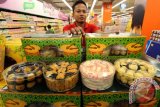 Seorang karyawan menata kue kering di salah satu pusat perbelanjaan kota Medan, Sumatera Utara, Kamis (16/6). Menjelang Lebaran beraneka ragam kue kering untuk lebaran mulai dijual dengan harga Rp30 ribu hingga Rp100 ribu per kotak tergantung jenis. ANTARA SUMUT/Septianda Perdana/16