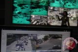 Seorang Polwan Satuan Lalu Lintas Polresta Medan memantau titik keramaian melalui cctv di Area Traffic Control System (ATCS) Medan, Sumatera Utara, Senin (27/6). Polresta Medan bersama Dinas Perhubungan memasang sejumlah kamera pengawas di jalur rawan kemacetan di kawasan kota Medan untuk memudahkan petugas memantau arus lalu lintas dan mengatasi kemacetan pada saat arus mudik dan arus balik Lebaran 2016. ANTARA SUMUT/Septianda Perdana/16